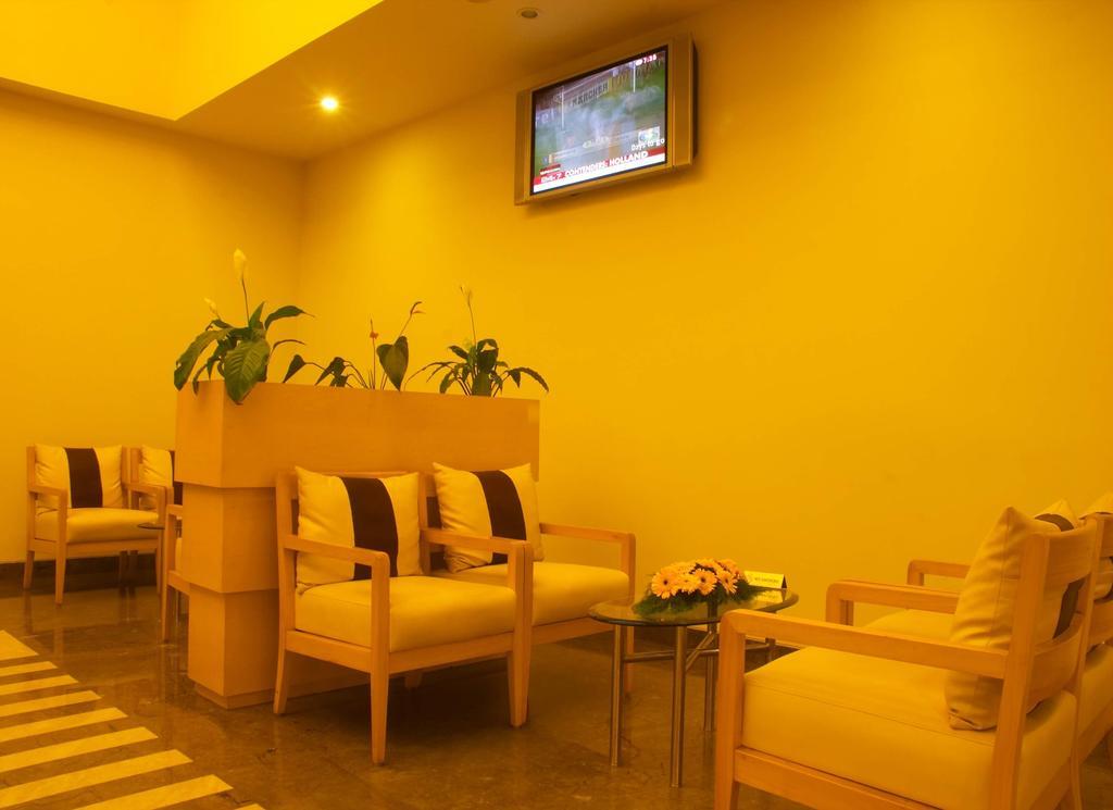Radha Hometel Bangalore Extérieur photo