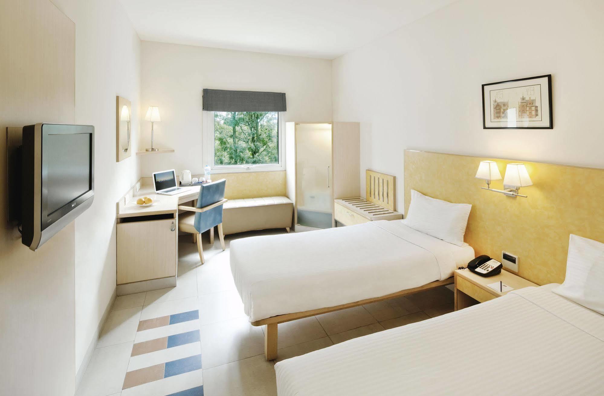 Radha Hometel Bangalore Extérieur photo