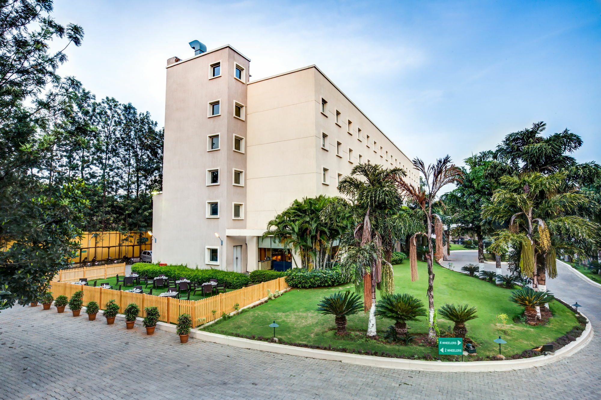 Radha Hometel Bangalore Extérieur photo